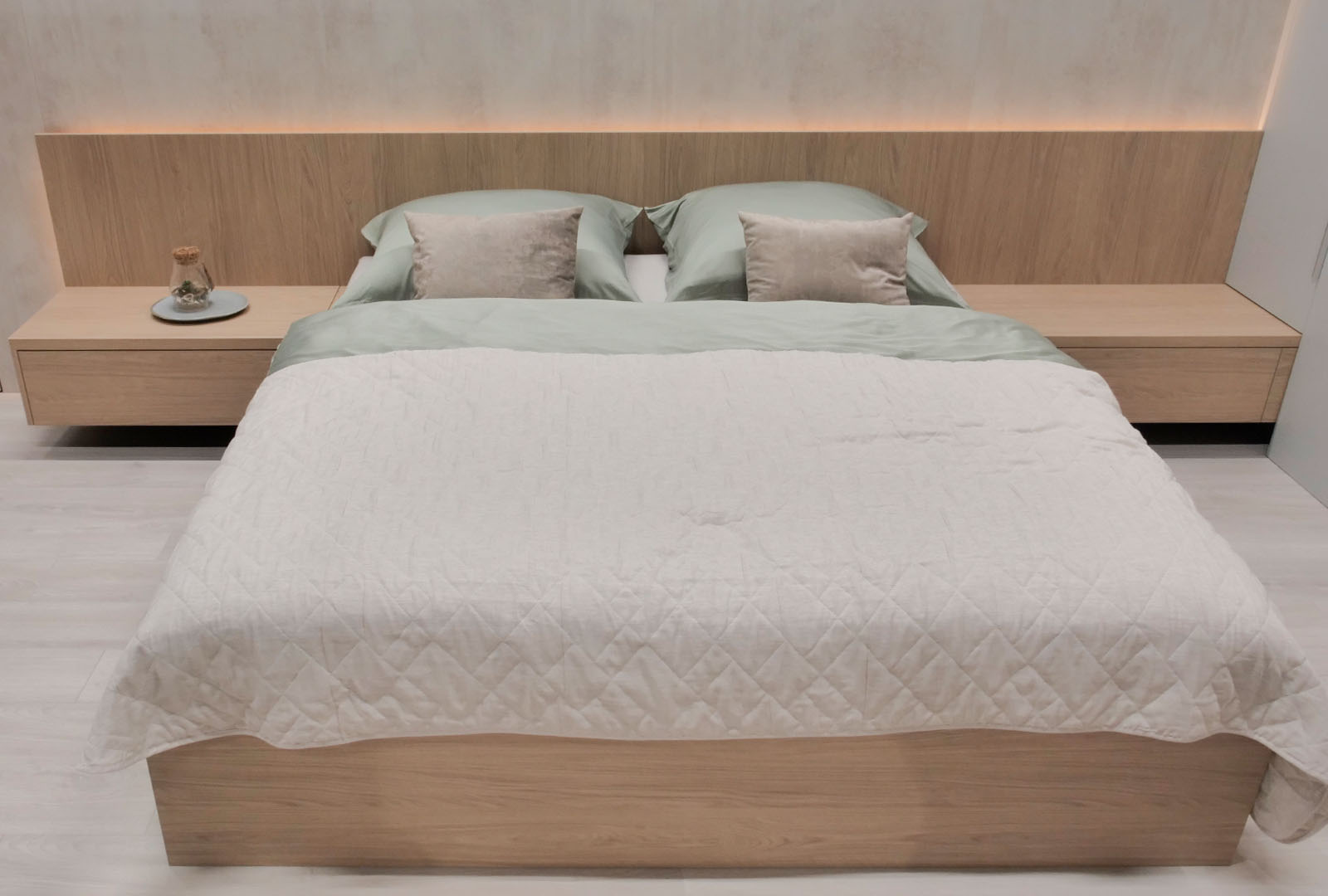 Interier_Svetlosivy_matt_dub_casella_prirodny_chromix_biely (4)